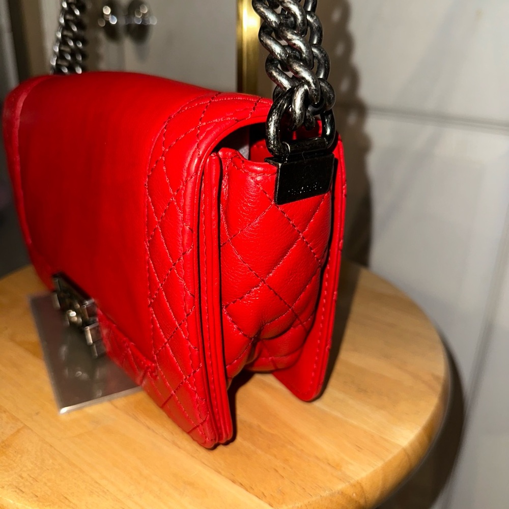CHANEL Red Quilted Crossbody Bag with Chain Strap - Picture 14 of 16